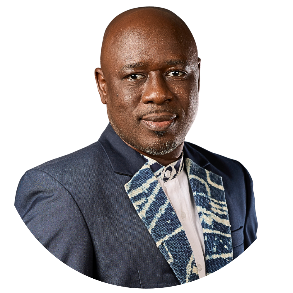 Alain Tchakounté avec son livre Bend Skin au Cameroun